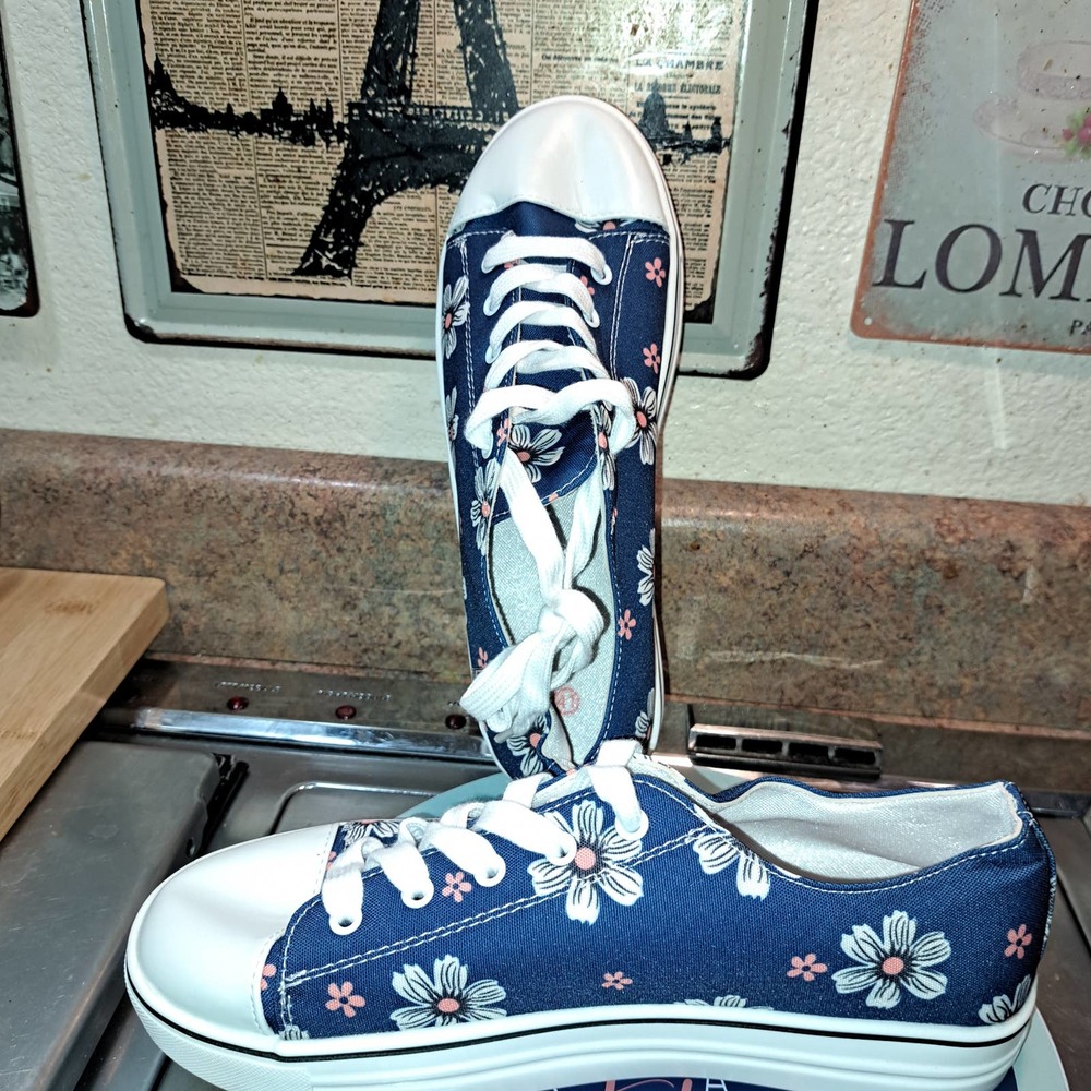 ADORABLE Lightweight low top Fits US 9-9.5